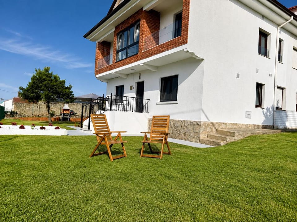 Casa Los Acantilados de Langre con jardín privado y barbacoa House in Cantabria