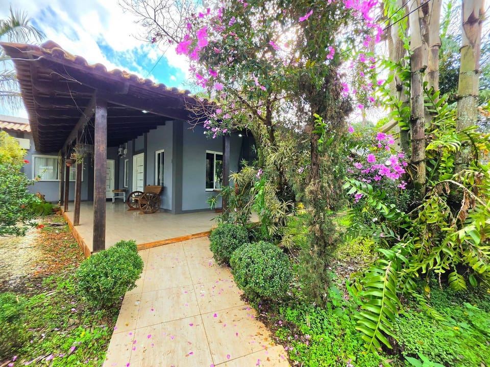 Casa 6 Quartos Ampla com área verde 5 min Centro House in Foz do Iguaçu