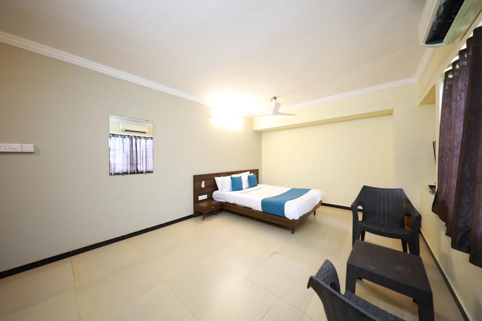Bed, Living room, air conditioner