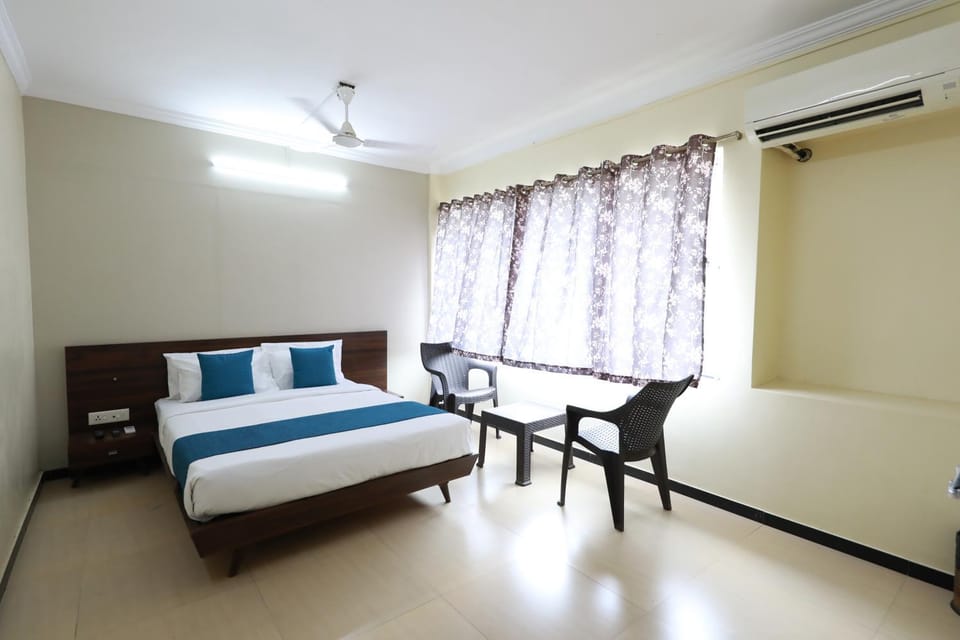 Bed, Seating area, Bedroom, air conditioner
