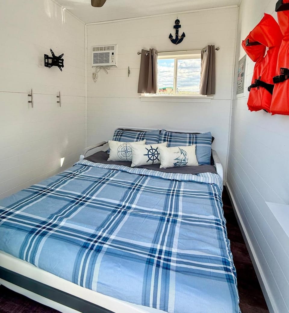 Greenwood Dockside Suites, Hot Tub, Tiki Bar Docked boat in Hewitt