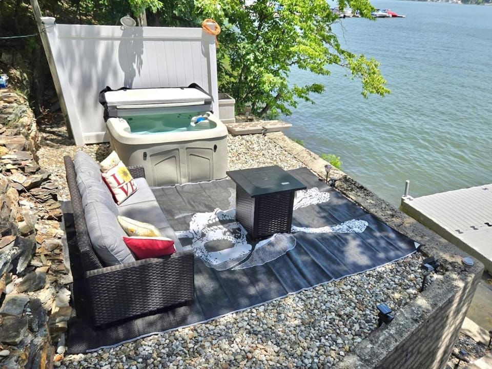 Greenwood Dockside Suites, Hot Tub, Tiki Bar Docked boat in Hewitt
