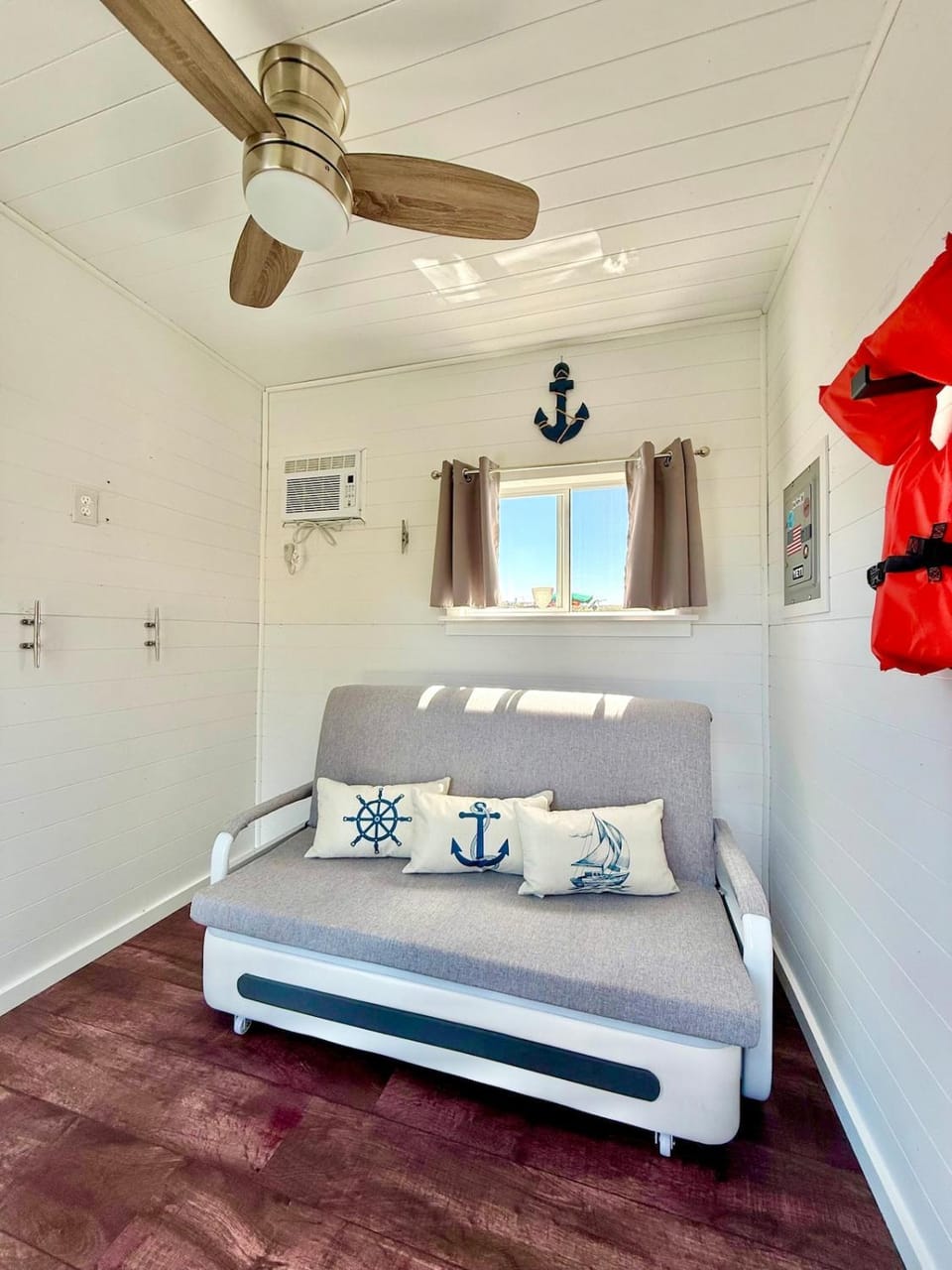 Greenwood Dockside Suites, Hot Tub, Tiki Bar Docked boat in Hewitt