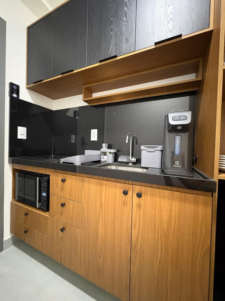 Kitchen or kitchenette, minibar, stove