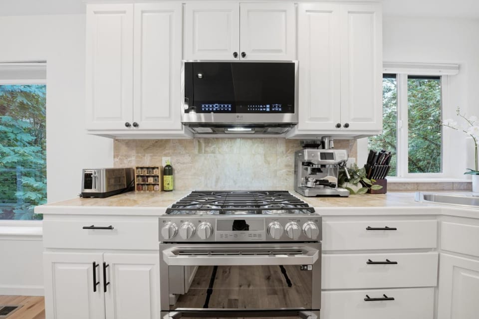 Peek-a-boo LakeMountain 4BR OfficeGym Turf House in Lake Sammamish
