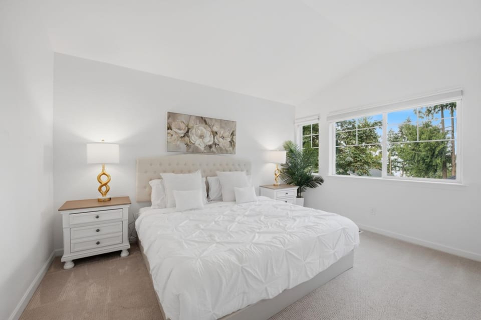 Peek-a-boo LakeMountain 4BR OfficeGym Turf House in Lake Sammamish