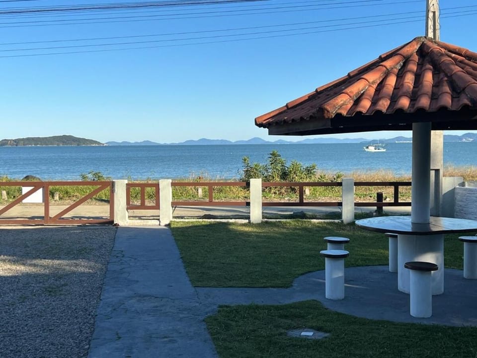 Casa Tempo e Mar - A Beira da Praia de Zimbros House in Porto Belo