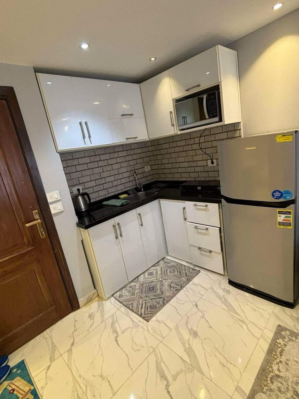 Kitchen or kitchenette, minibar, oven, stove