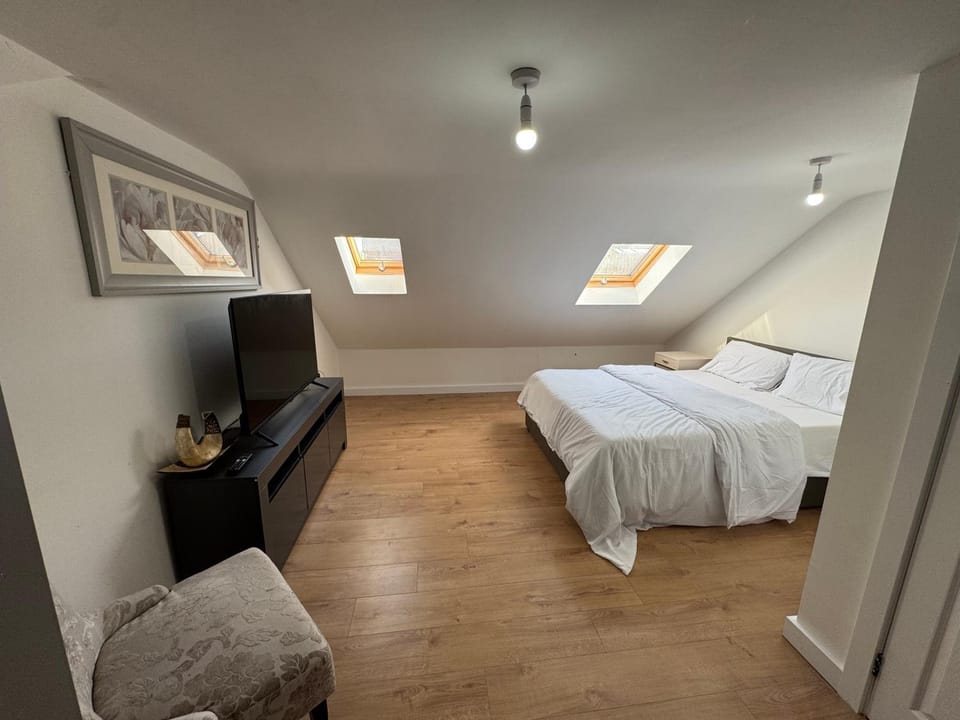 3 Bedrooms House in the Heart of East London Apartment in London