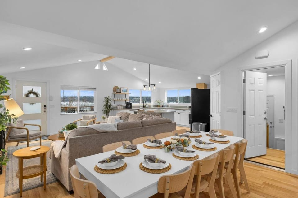 Waterview 4BR Home w/Hot Tub, Spa Bath & Game Room House in Bremerton
