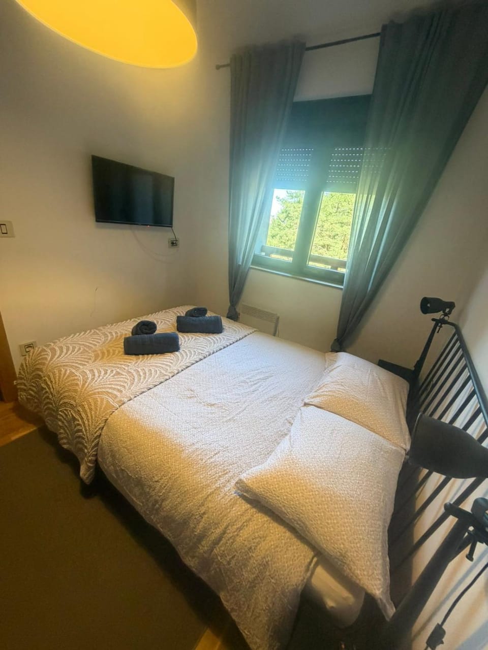 Bed, TV and multimedia, Bedroom
