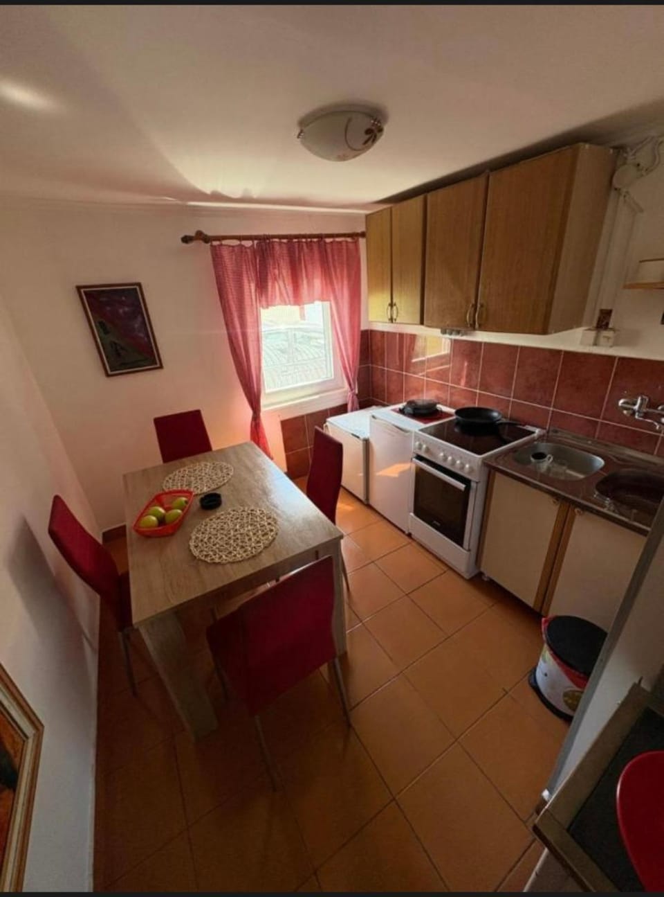 Kitchen or kitchenette, Dining area