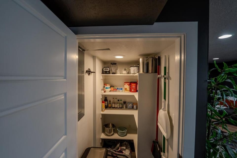 Boutique Basement Suite King Bed Ski Access Apartment in Draper