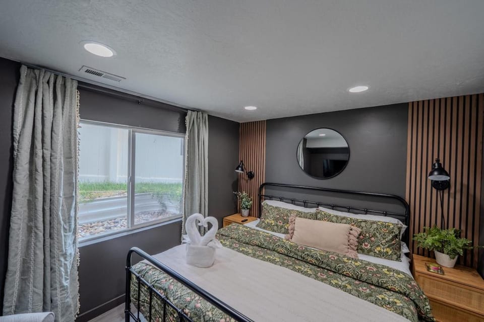 Boutique Basement Suite King Bed Ski Access Apartment in Draper
