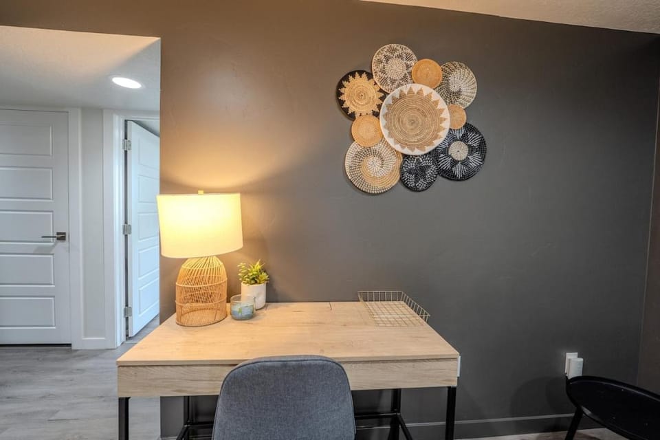 Boutique Basement Suite King Bed Ski Access Apartment in Draper