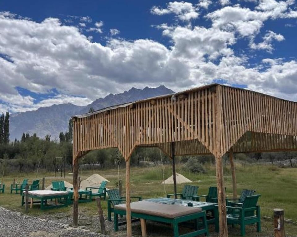 Restaurant/places to eat, Day, Natural landscape, Seating area, Mountain view