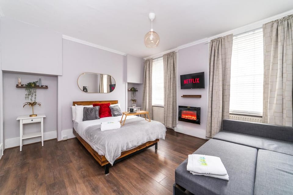 TV and multimedia, Photo of the whole room, Bedroom, towels