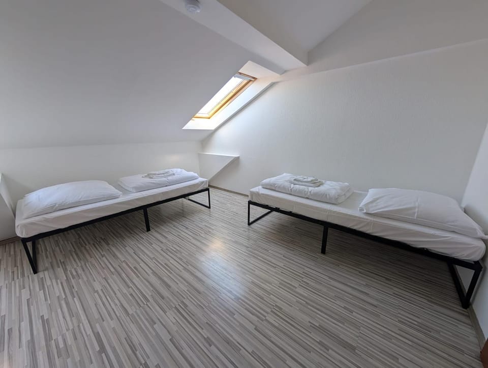 Bed, Bedroom, towels