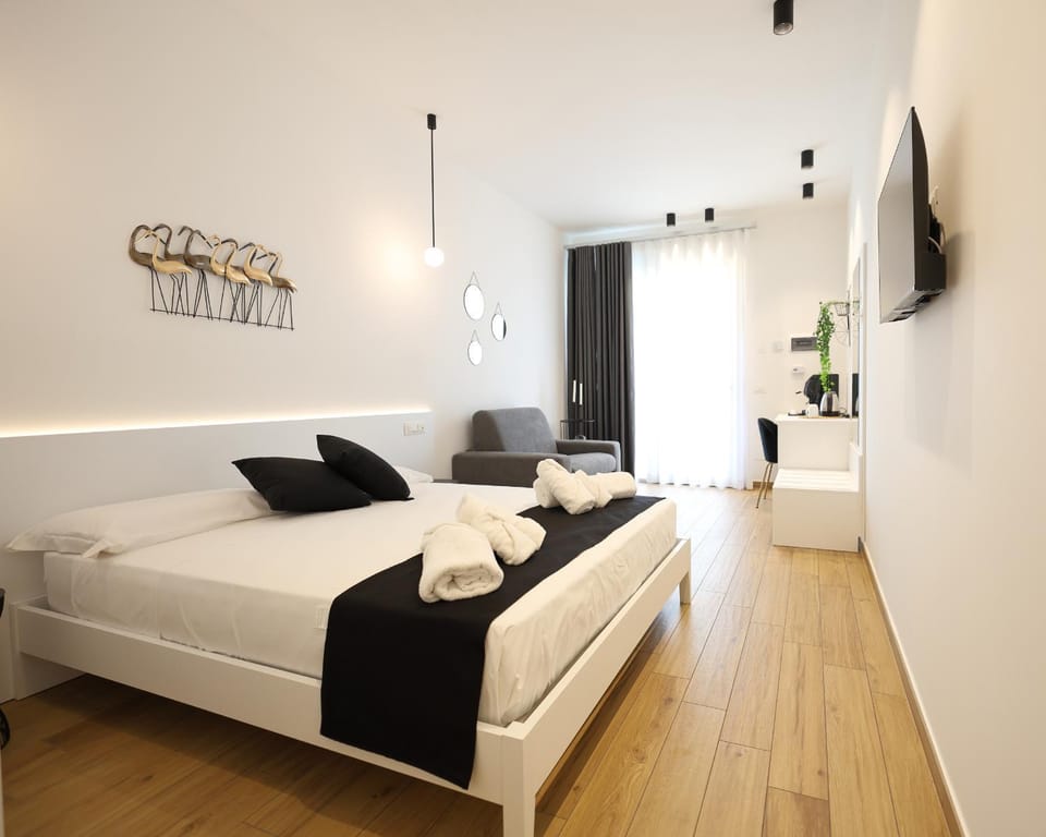 Bed, TV and multimedia, Photo of the whole room, Bedroom