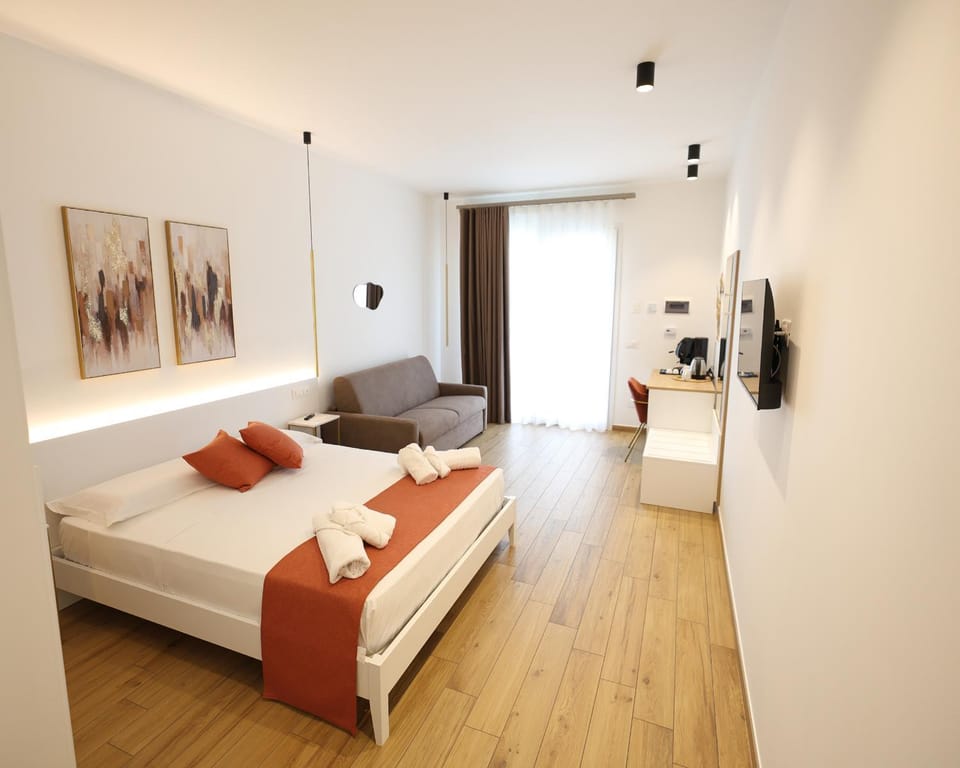 TV and multimedia, Photo of the whole room, Bedroom