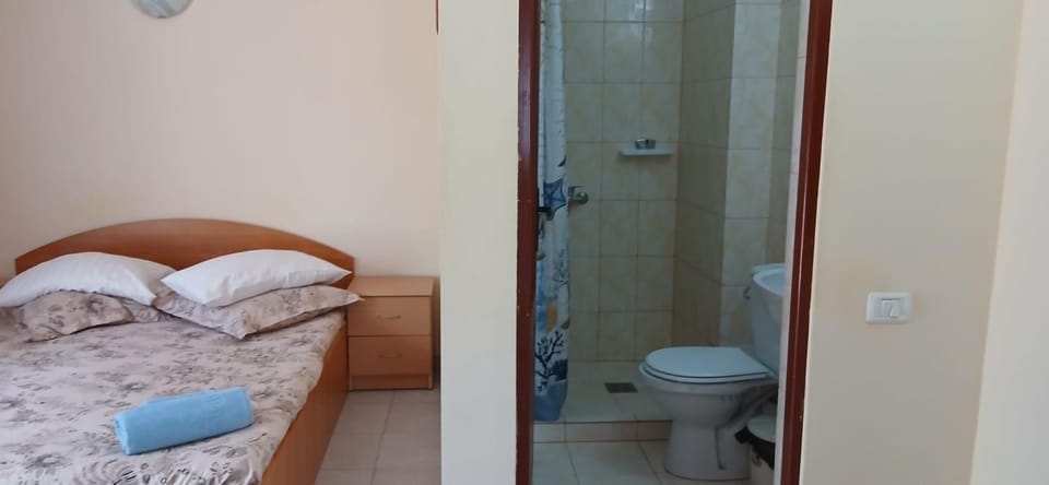 Shower, Toilet, Bed, Bathroom, Bedroom, towels