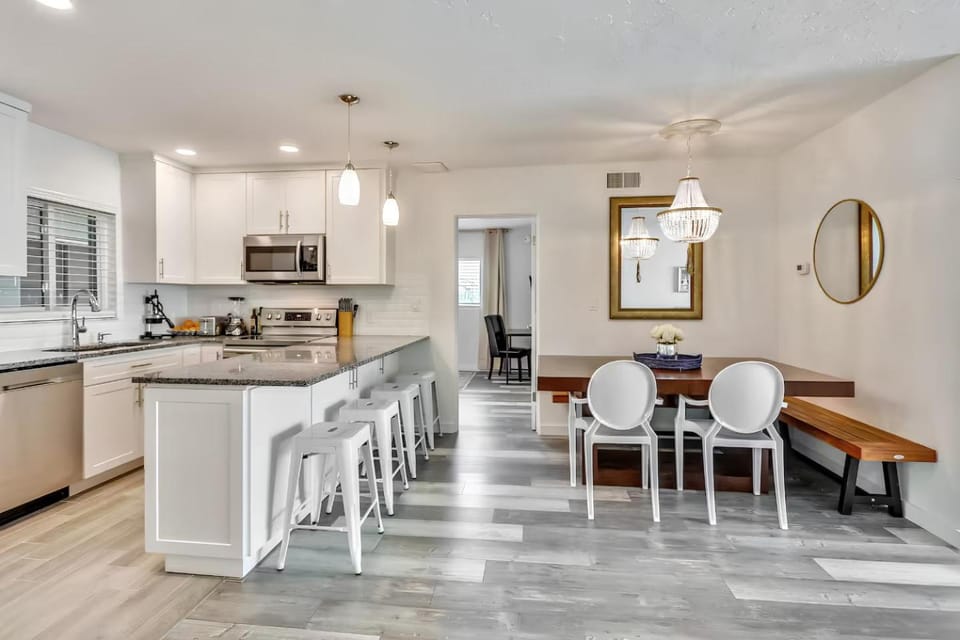 Brightwater Beach Condo Bay Views & Beach Access Apartment in Saint Pete Beach