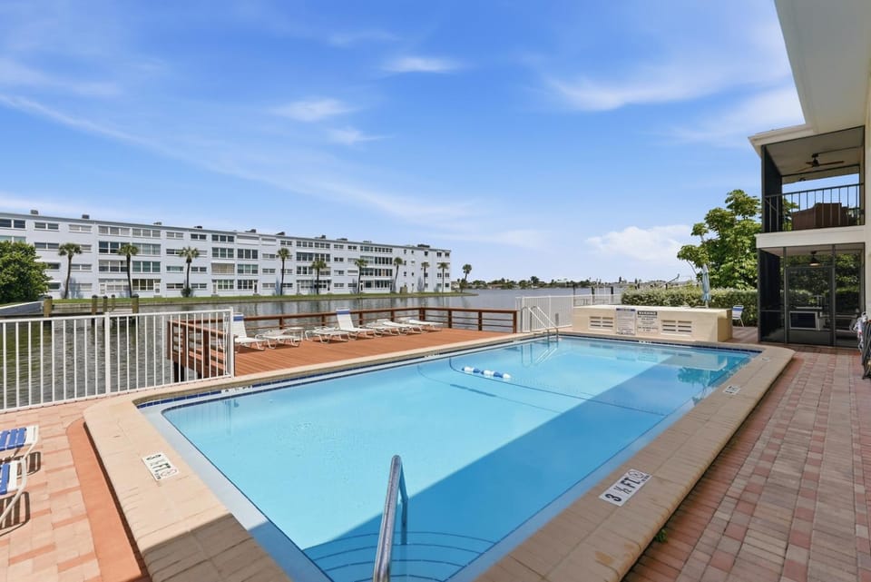 Brightwater Beach Condo Bay Views & Beach Access Apartment in Saint Pete Beach