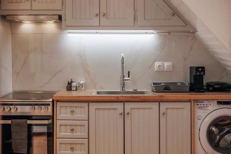 Coffee/tea facilities, Kitchen or kitchenette, stove, toaster, washing machine