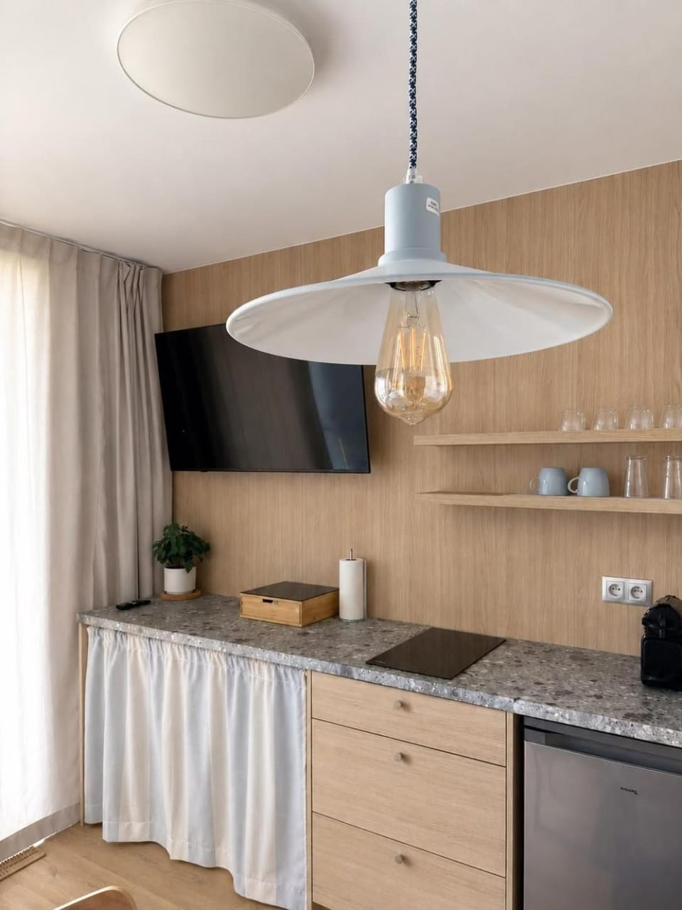 Kitchen or kitchenette, minibar, stove