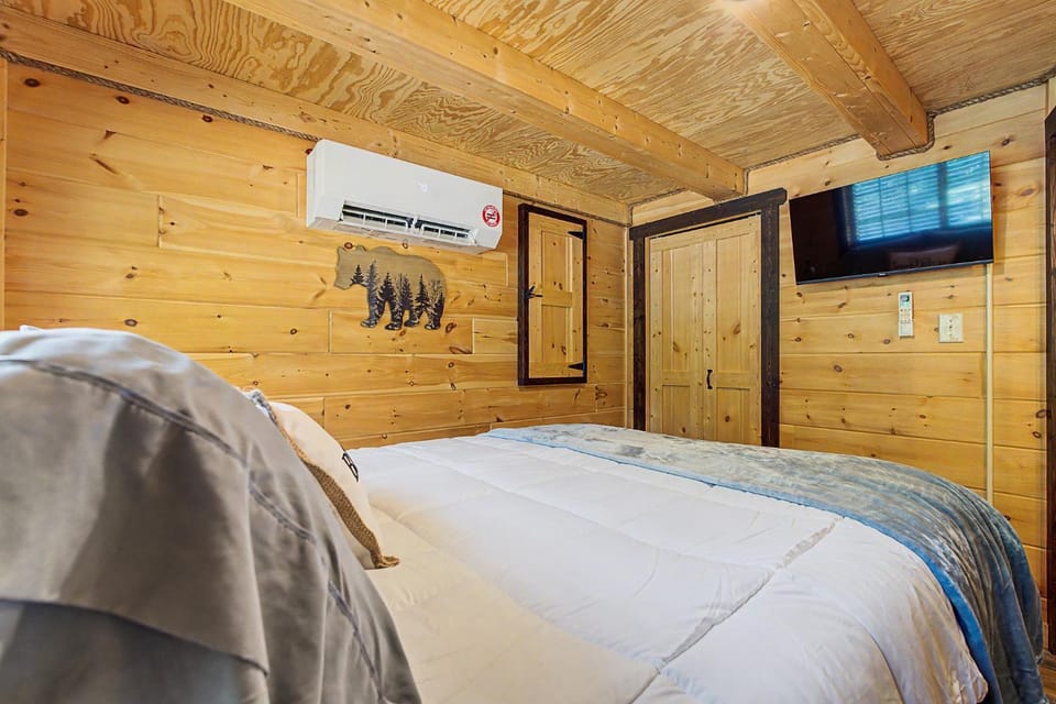 Bed, TV and multimedia, Bedroom