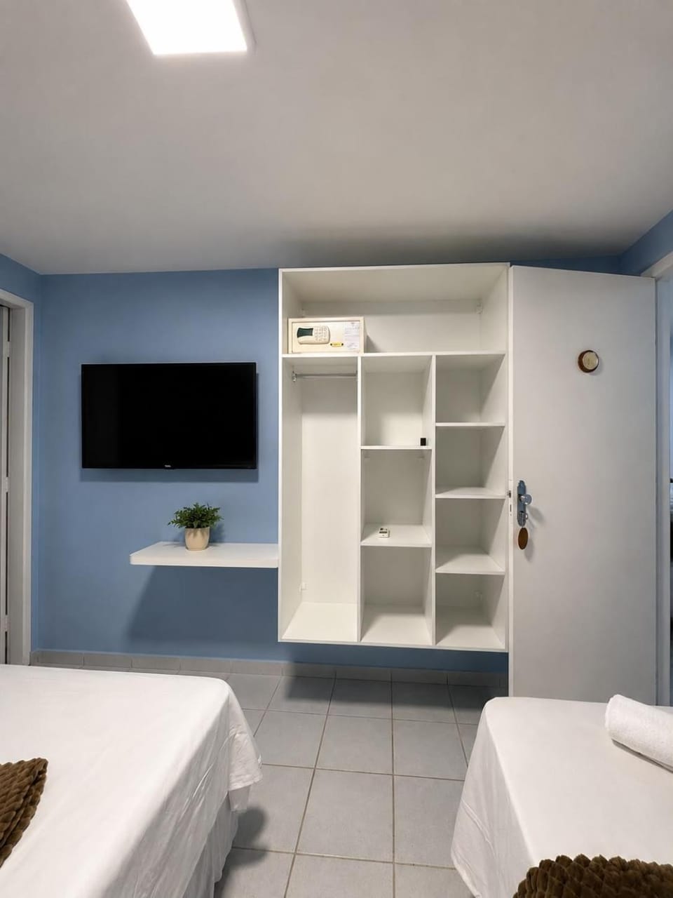 Bed, TV and multimedia, Photo of the whole room, Bedroom, hair dresser, wardrobe