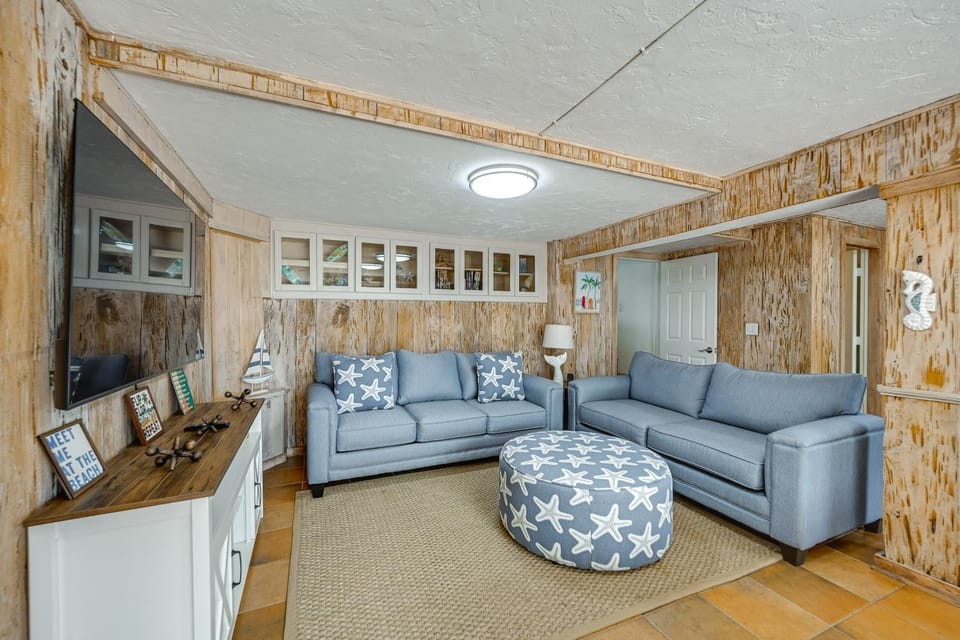 Island Oasis w/ Hot Tub, Walk to Shops and Dining House in Marco Island