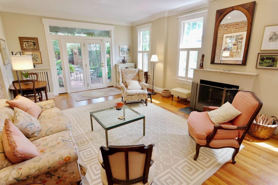 'Book Hill' Georgetown House Walkable with Garage House in Arlington