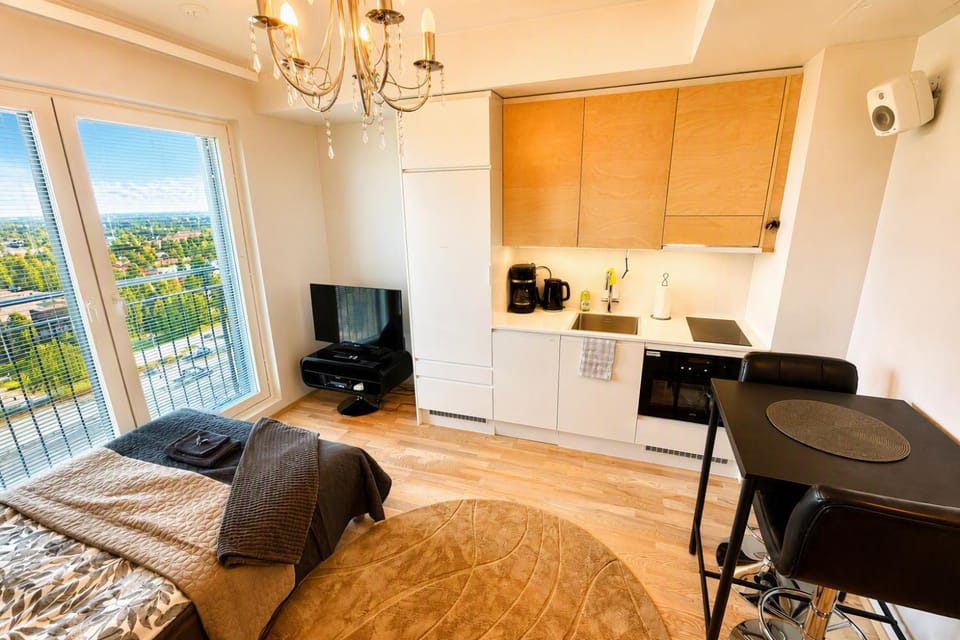 Origo Sky View, ylimmän kerroksen kattavasti varusteltu huoneisto aivan aseman vieressä, Oulun keskustan läheisyydessä Apartment in Finland