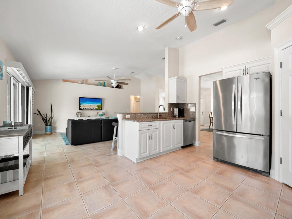 TV and multimedia, Kitchen or kitchenette, Living room, Seating area, furniture, kitchen