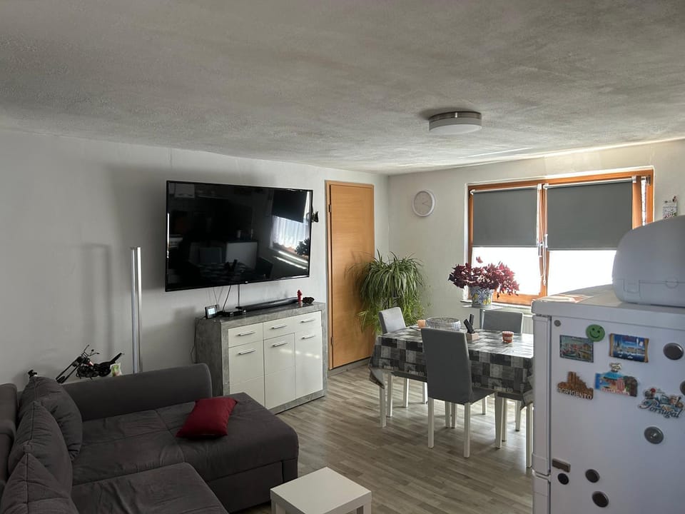 TV and multimedia, Living room, Seating area, Evening entertainment