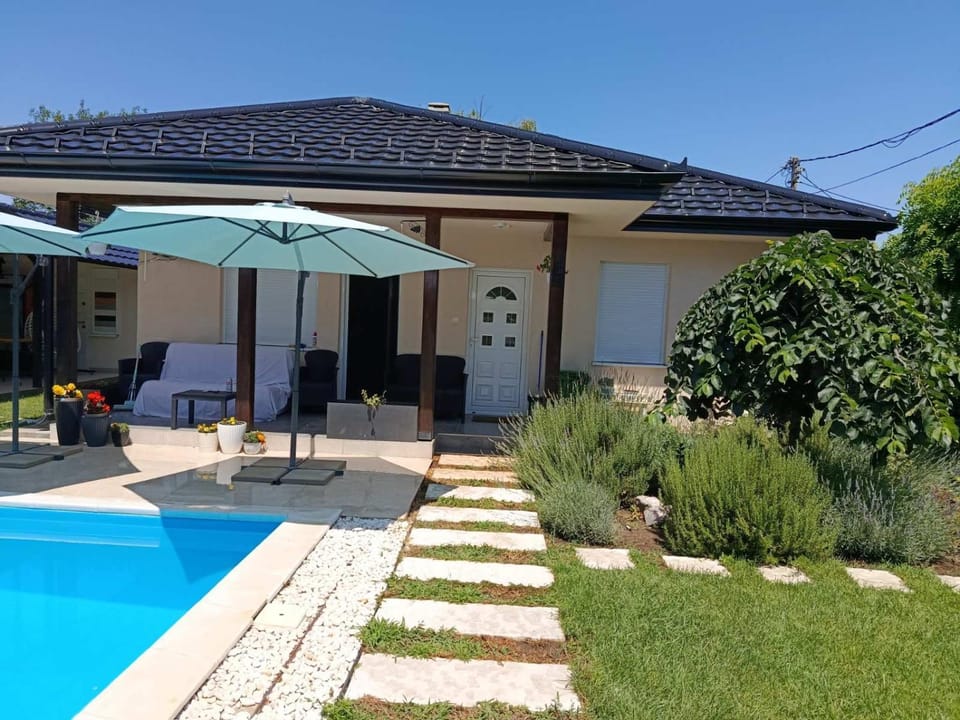 Property building, Patio, Spring, Day, Garden, Garden view, Pool view, Swimming pool, sunbed