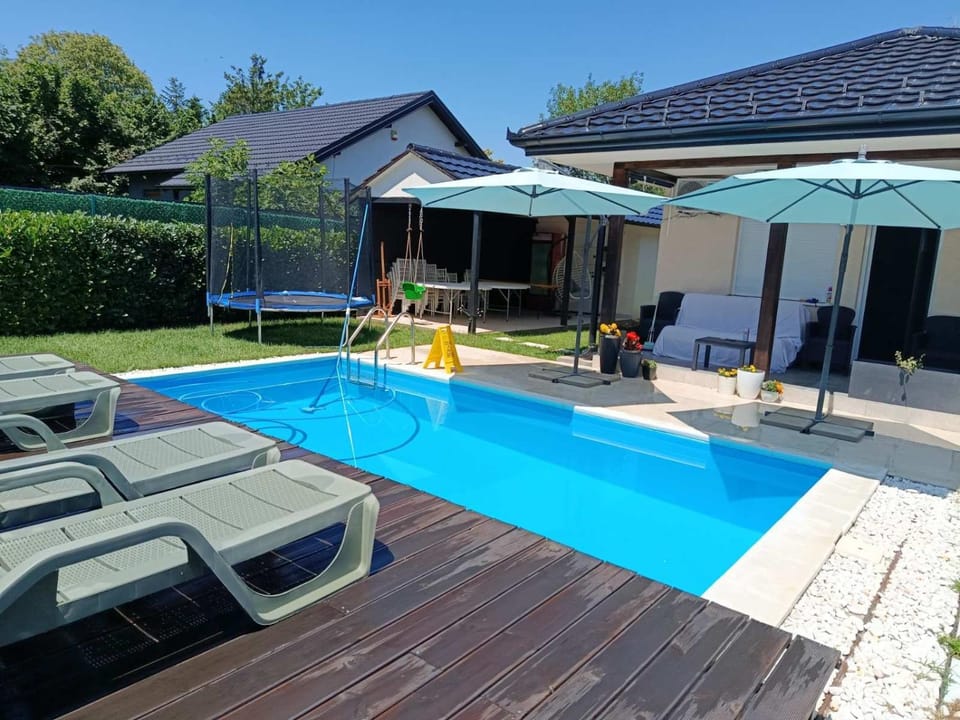 Property building, Patio, Day, Pool view, Swimming pool, sunbed