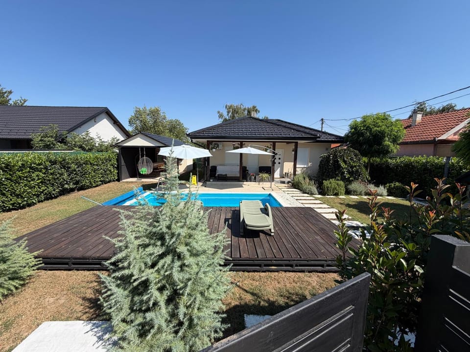 Property building, Day, Garden, Garden, Garden view, Pool view, Swimming pool, sunbed