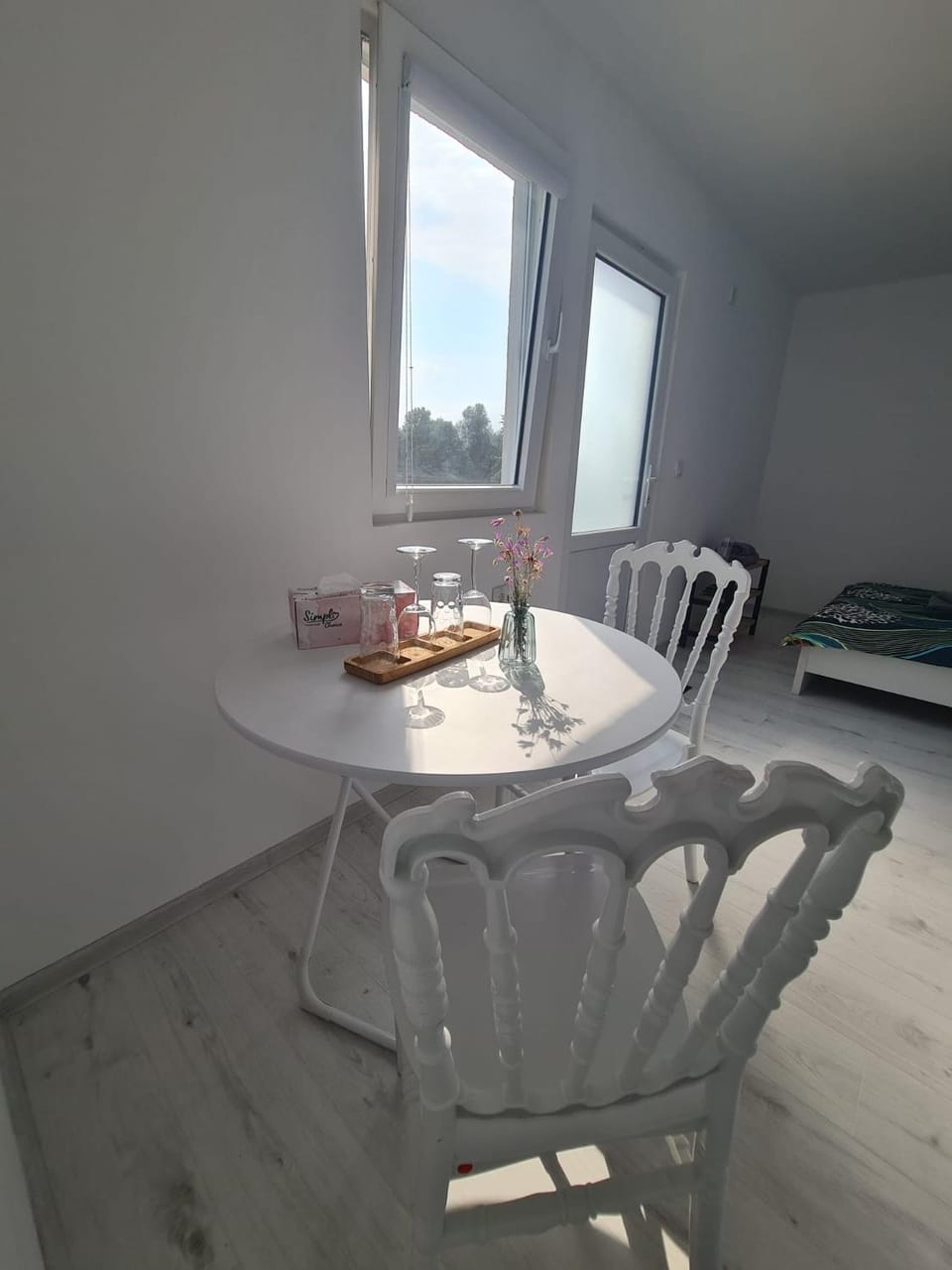 Living room, Food and drinks, Seating area, Dining area