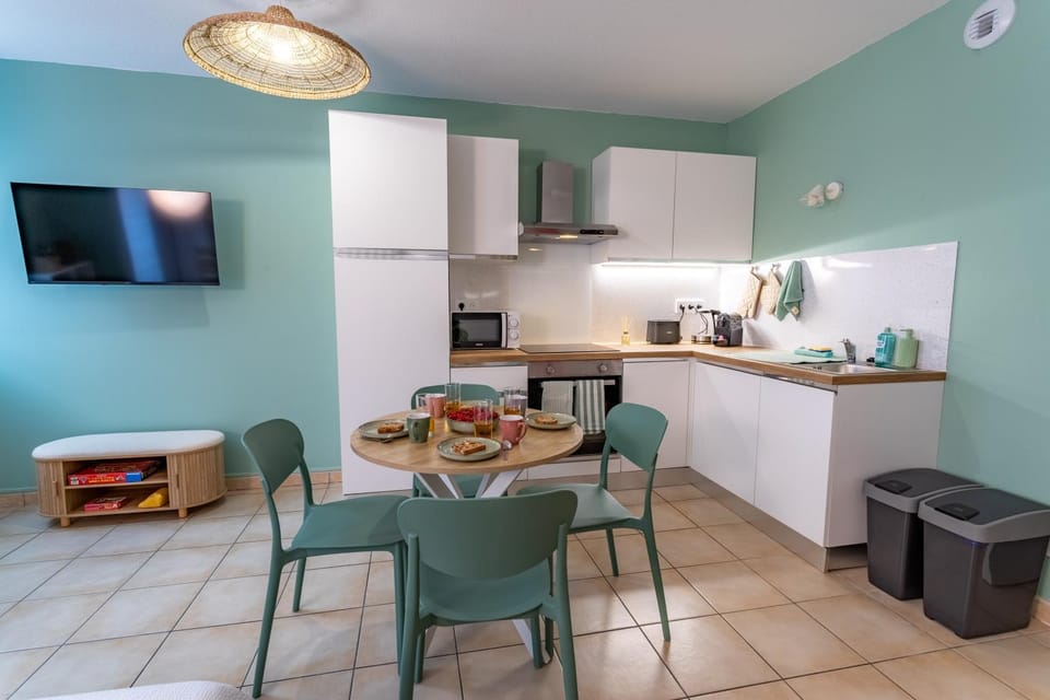 Coffee/tea facilities, Kitchen or kitchenette, Living room, Food and drinks, Seating area, Dining area, Food, oven, stove, toaster