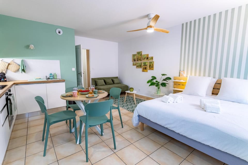 Bed, Living room, Photo of the whole room, Seating area, Dining area, Bedroom