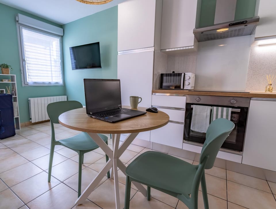 TV and multimedia, Coffee/tea facilities, Kitchen or kitchenette, Seating area, Dining area, Breakfast, young children, Family, dishwasher, heating, internet, microwave, oven, stove