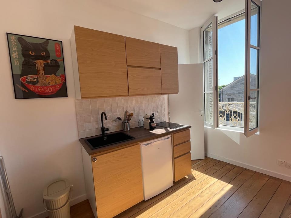 Coffee/tea facilities, Kitchen or kitchenette, stove