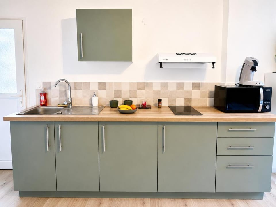 Coffee/tea facilities, Kitchen or kitchenette, stove