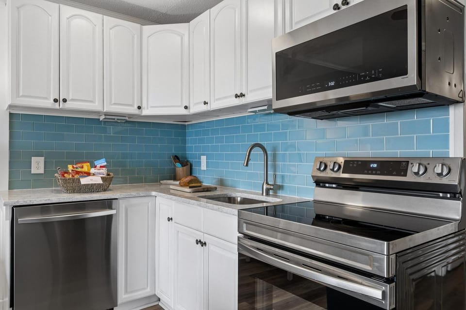 Coffee/tea facilities, Kitchen or kitchenette, dishwasher, oven, stove