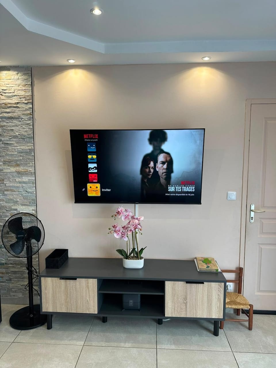 Communal lounge/ TV room, TV and multimedia, Living room, Seating area, internet
