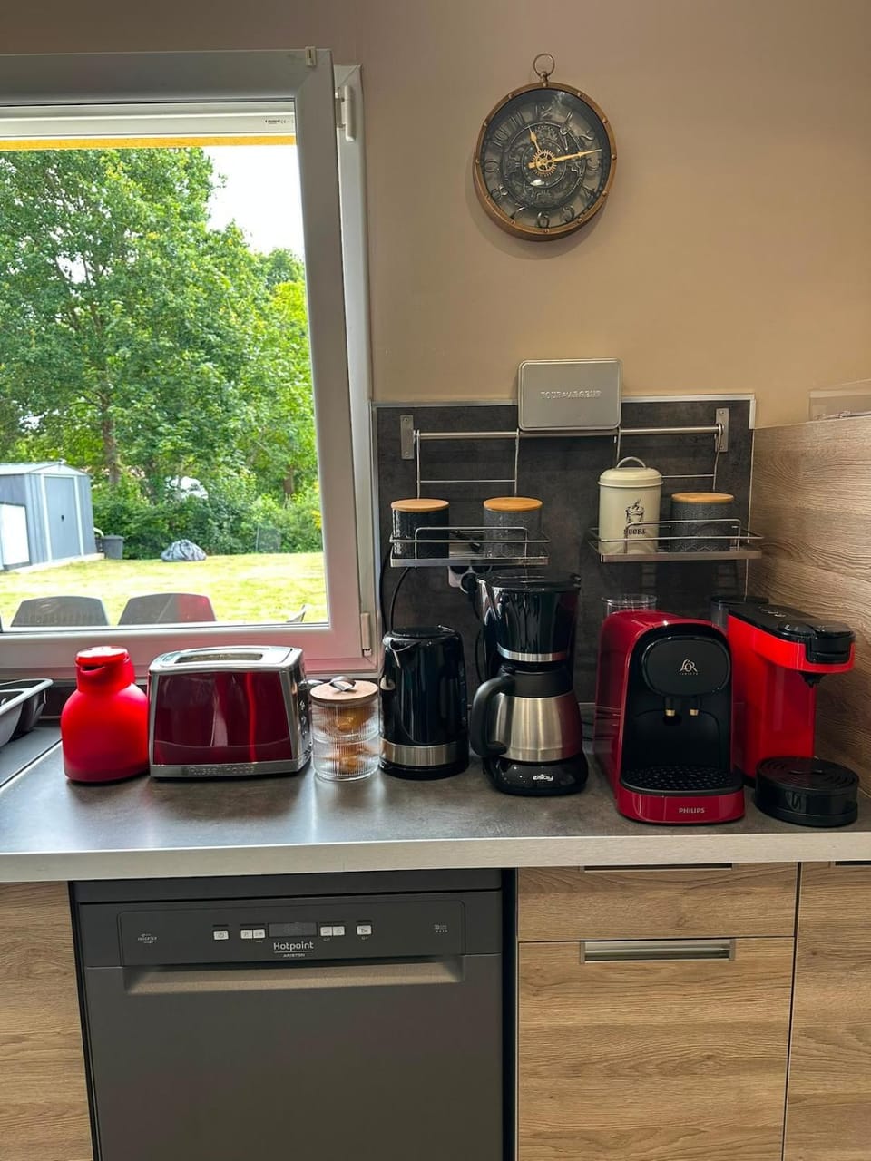 Coffee/tea facilities, Breakfast, Lunch, dishwasher, toaster, washing machine