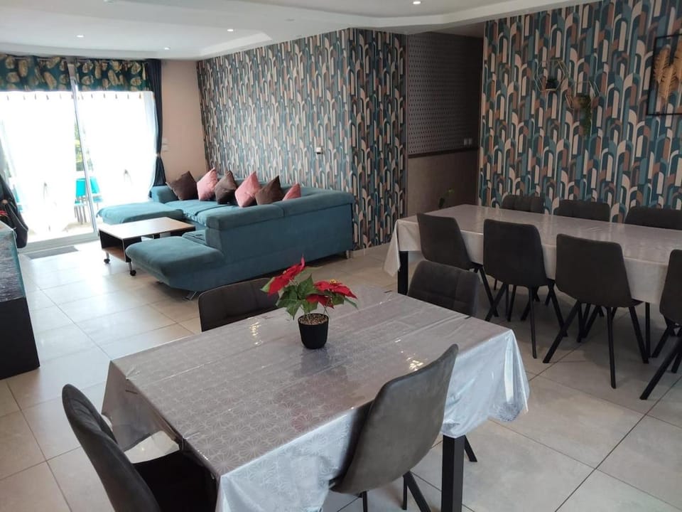 Banquet/Function facilities, Dining area, Meals