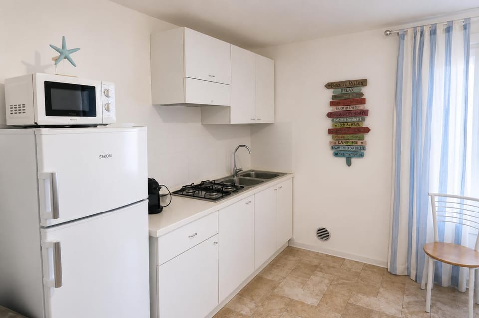 Kitchen or kitchenette, oven, pet friendly, stove